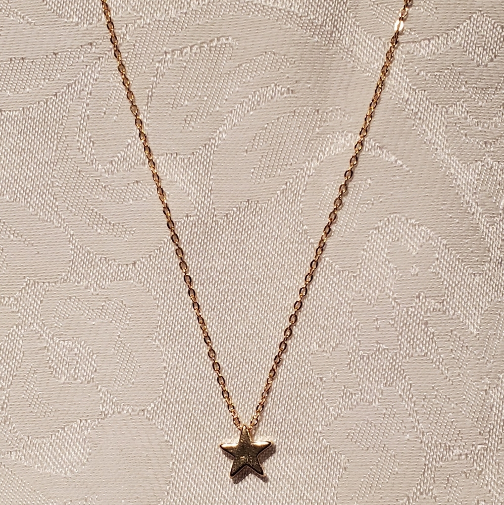 Gold star pendant necklace